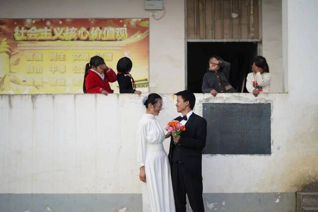 2020年11月，侯长亮和妻子选择在学校拍婚纱照。