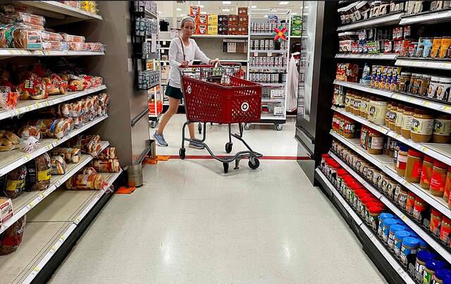 当地时间5月16日，美国马里兰州，民众在超市购物。目前美国通胀持续高企。（资料图）
