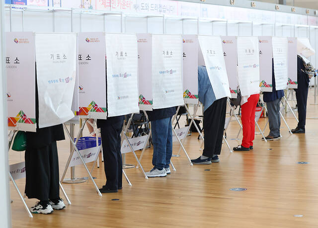 5月27日，韩国民众参加地方选举提前投票。（资料图）