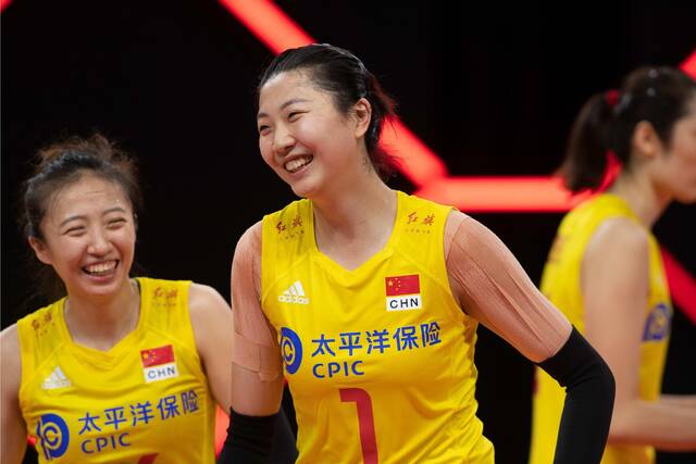 袁心玥（右）和丁霞在比赛中。去年世界女排联赛中国队3比0胜荷兰队。资料图/新华社