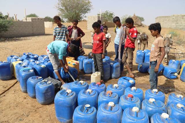 3月21日，孩子们在也门哈杰省一处慈善水站打水。新华社发（穆罕默德·瓦菲摄）