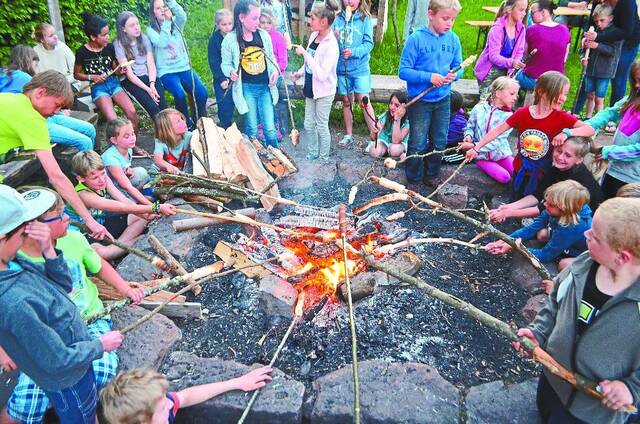 露天“火秀”、篝火美食、主题游船…德国人开篝火派对迎夏天