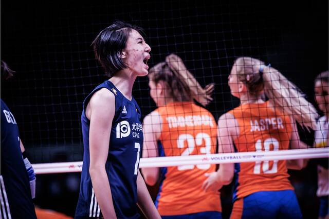 首秀开门红！中国女排3比1逆转战胜荷兰