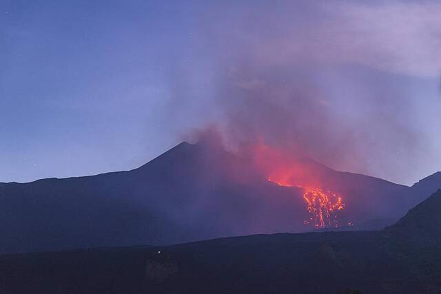 意大利埃特纳火山喷发 岩浆翻涌成“火海”