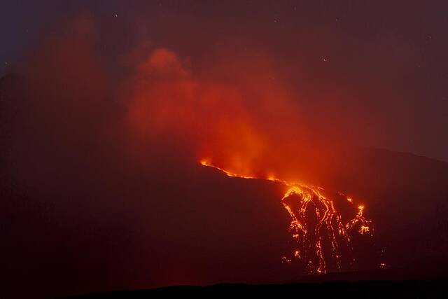 意大利埃特纳火山喷发 岩浆翻涌成“火海”