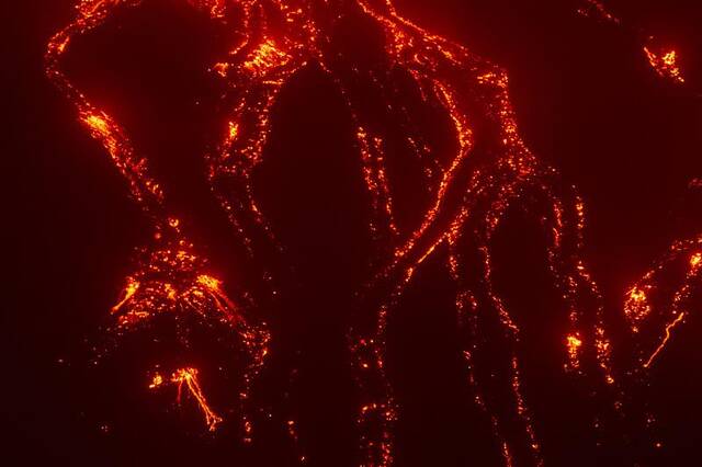 意大利埃特纳火山喷发 岩浆翻涌成“火海”