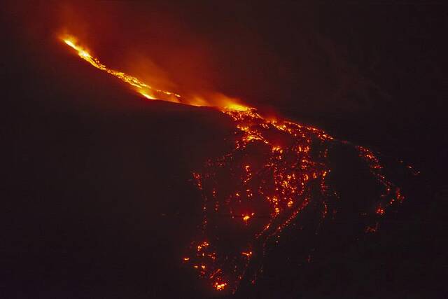 意大利埃特纳火山喷发 岩浆翻涌成“火海”