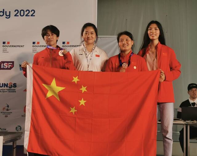 于子昂（左一）和李娇（左三）携手拿下世界中学生运动会霹雳舞男女混合团体铜牌。受访者供图