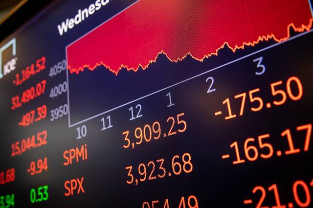 5月18日，在美国纽约证券交易所，电子屏显示交易信息。纽约股市三大股指18日大幅下跌超3.5%。新华社发（郭克摄）