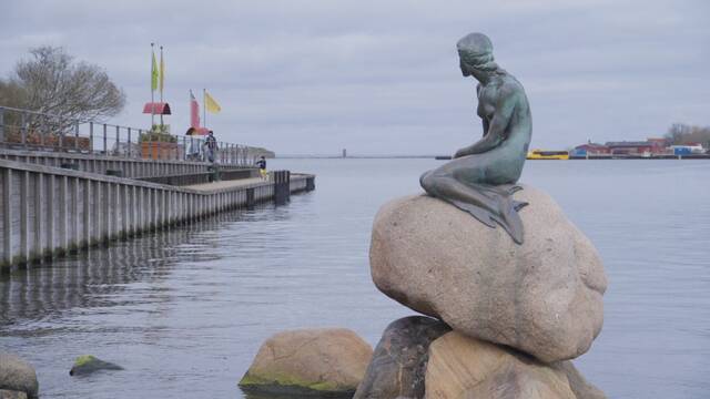 这是2020年3月17日在丹麦首都哥本哈根拍摄的著名景点“小美人鱼”。新华社发（安德斯·孔斯豪摄）