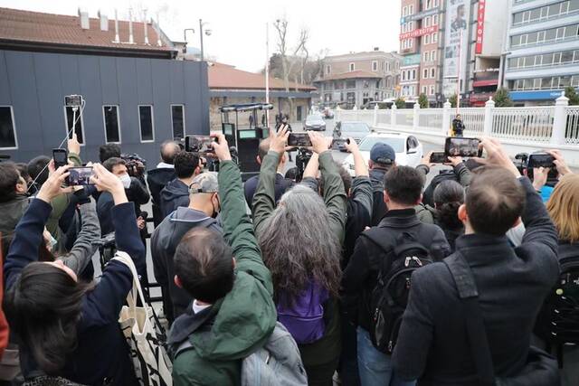3月29日，媒体记者聚集在土耳其伊斯坦布尔的俄乌代表团谈判会场外。新华社发（于纳尔·恰姆摄）