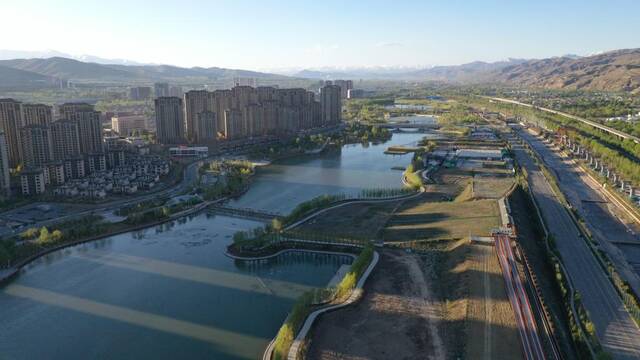 这是5月2日拍摄的西宁北川河湿地公园（无人机照片）。新华社记者李占轶摄