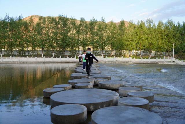 6月1日，市民在西宁北川河湿地公园游玩。新华社记者解统强摄