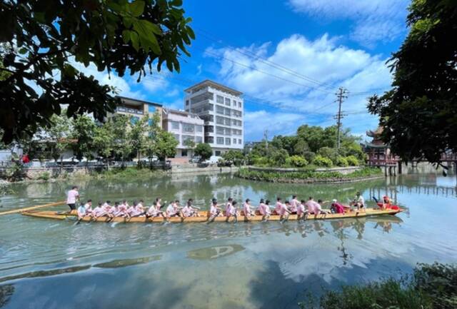 福州市长乐区江田镇村民们在水中划着从闽候方庄购买的新龙舟。图东方ic