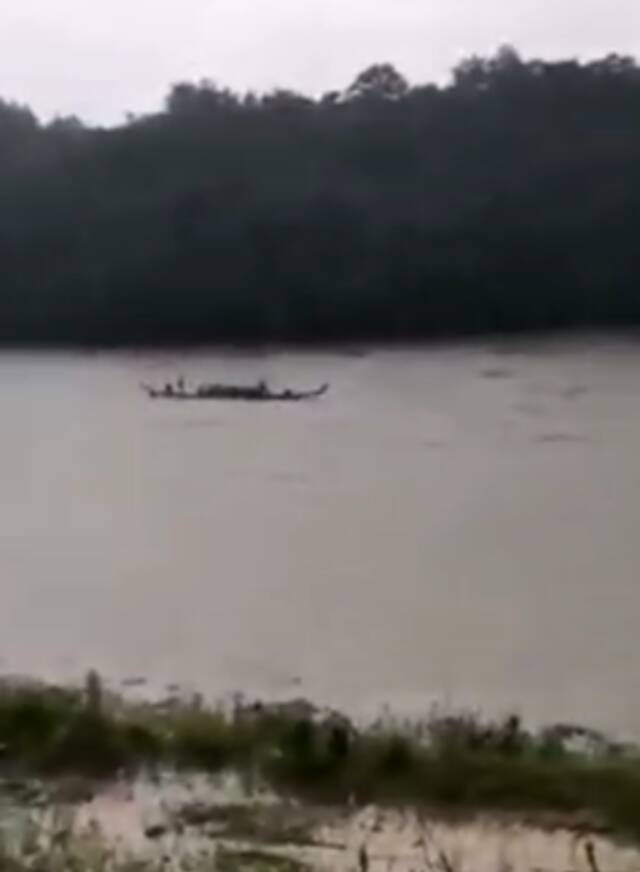 惊险瞬间！湘潭一男子划龙舟被雷击中落水失联，当地救援中