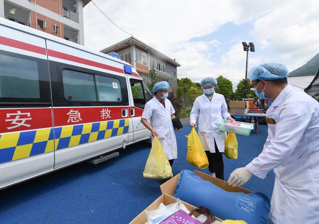 6月2日，在芦山县太平镇太平中学安置点，医务人员整理医疗物资。新华社记者王曦摄