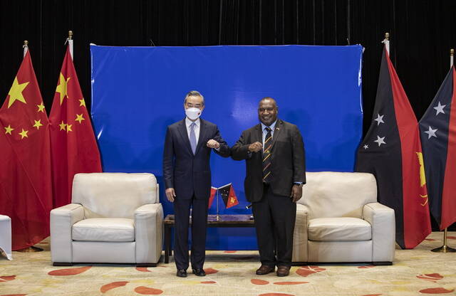 6月3日，巴布亚新几内亚总理马拉佩在莫尔斯比港会见国务委员兼外长王毅。图自外交部