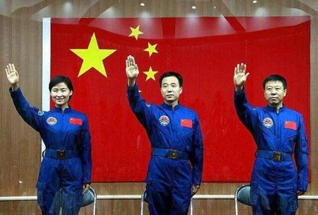 2012年6月15日，“神九”发射前一天的下午，刘洋、景海鹏、刘旺穿着蓝色航天员服装第一次正式对外亮相。