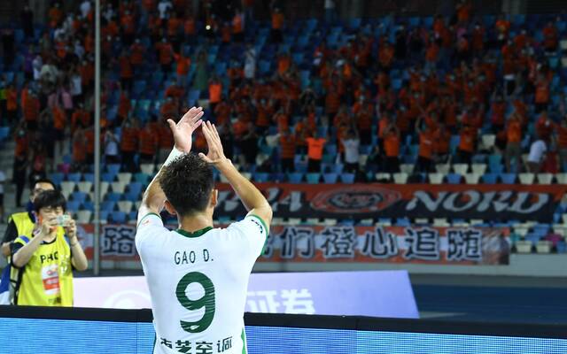 浙江队球员高迪赛后向看台上的球迷致谢。图/IC photo