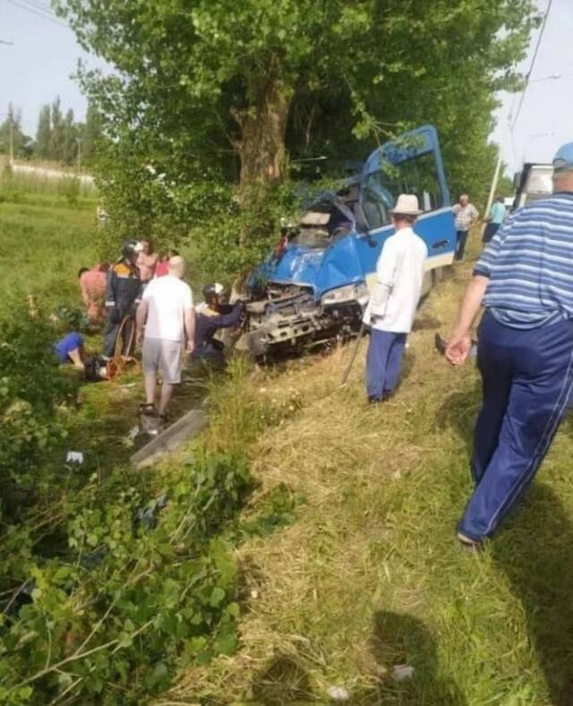 俄罗斯库班地区一公共汽车发生车祸 致4死12伤