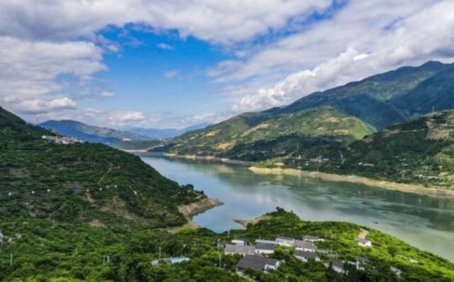 这是5月19日拍摄的长江巫山段曲尺乡一带景色（无人机照片）。新华社记者王全超摄