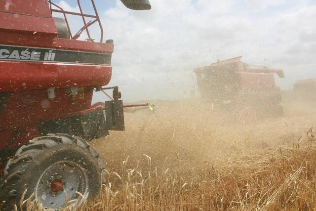 2008年7月17日，在乌克兰西南部的文尼察州，大型联合收割机在收割小麦。新华社记者宋宗利摄