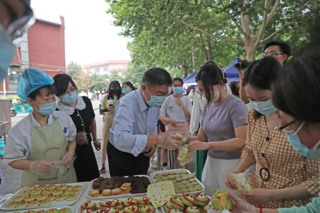 粽浓情，包粽子！我校在两校区开展欢庆端午活动