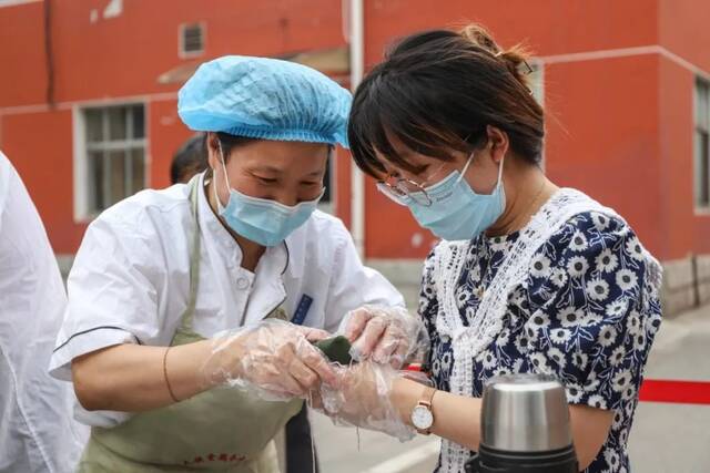 粽浓情，包粽子！我校在两校区开展欢庆端午活动