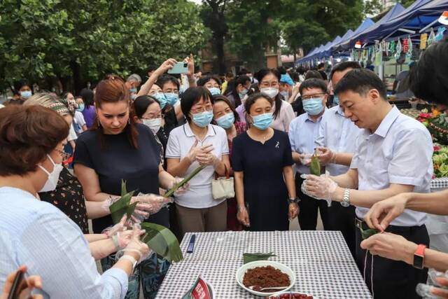 粽浓情，包粽子！我校在两校区开展欢庆端午活动