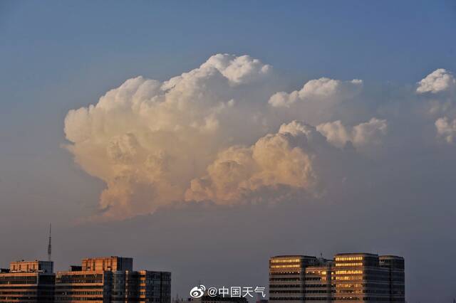 北京天空现巨大积雨云