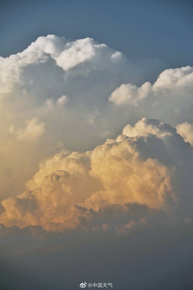 北京天空现巨大积雨云
