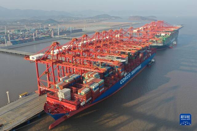 货轮停靠在浙江宁波舟山港梅东码头（2021年2月19日摄，无人机照片）。新华社记者黄宗治摄