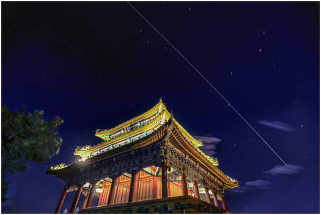 ↑5月13日，在北京景山公园拍摄的中国空间站过境照片。（邓忠摄）