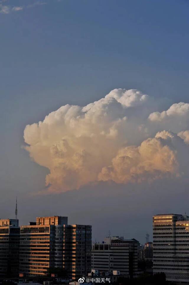 北京傍晚天空出现巨大云团！原来它叫“秃积雨云”