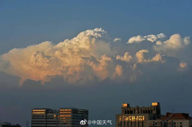 北京傍晚天空出现巨大云团！原来它叫“秃积雨云”