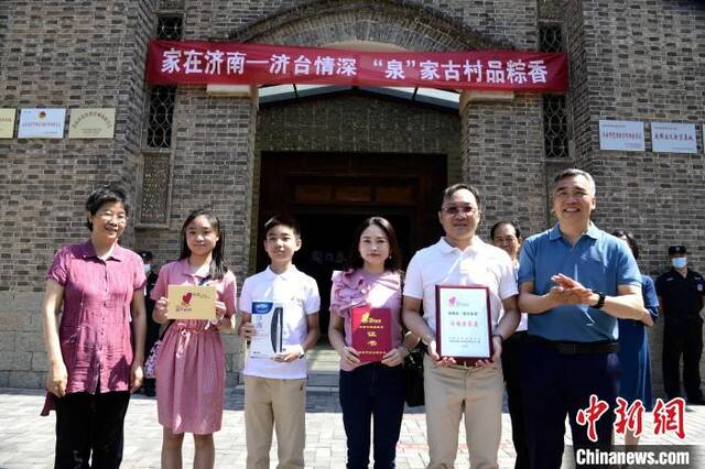 台胞任竣荣家庭获2022年济南市“最美家庭”荣誉称号。刘青摄