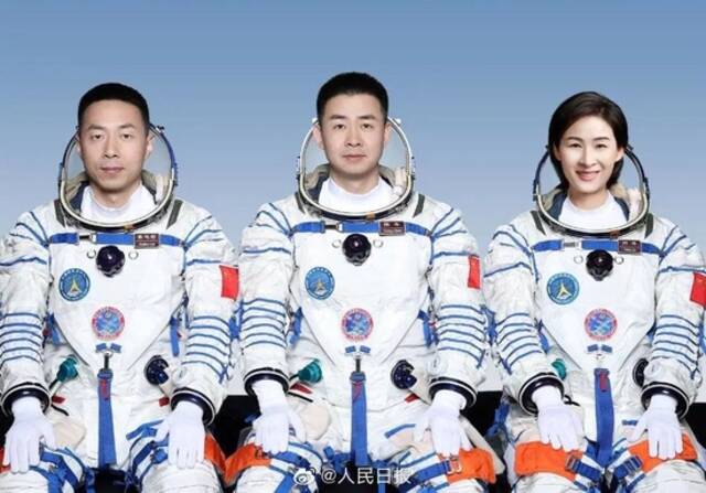 神舟十四号载人飞行任务航天员，左起：蔡旭哲、陈冬、刘洋