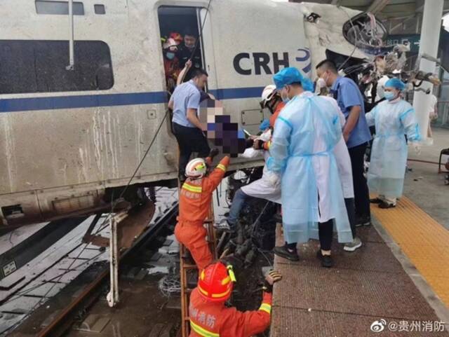 D2809次动车最终停在榕江站内，车头出轨撞上榕江站月台，毁损严重，当地正在开展救援。图源：贵州消防