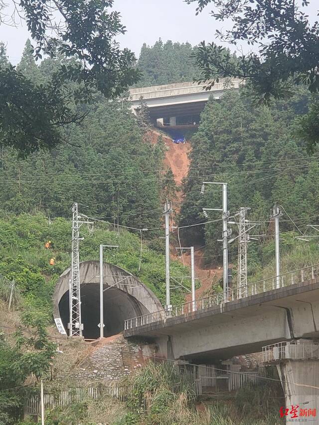 ▲有工作人员在隧道上方勘察