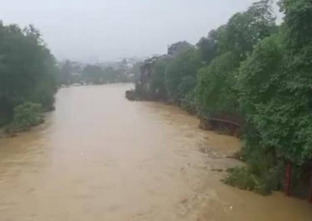 重庆15个区县出现暴雨 奉节、云阳等地出现大暴雨