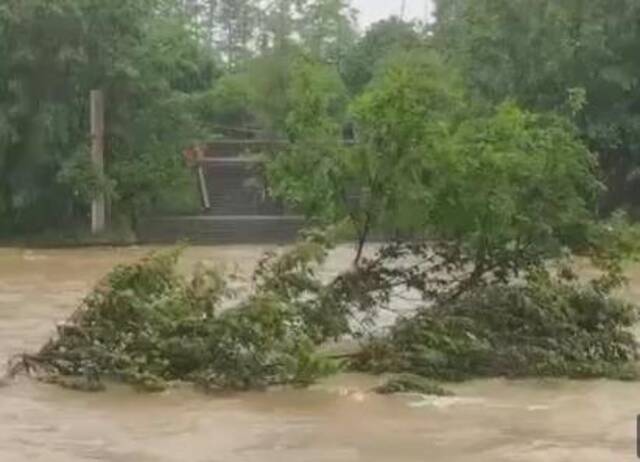 重庆15个区县出现暴雨 奉节、云阳等地出现大暴雨