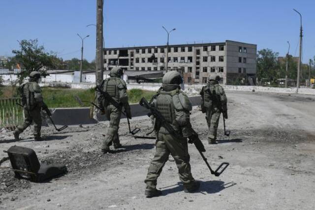 3日，俄罗斯士兵在马里乌波尔亚速钢铁厂排雷。（俄罗斯卫星社）