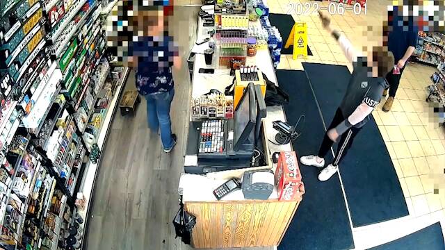 美国12岁男孩持枪抢劫加油站，店员反问：你是认真的吗？