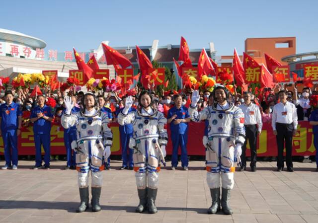 6月5日，神舟十四号载人飞行任务航天员乘组出征仪式在酒泉卫星发射中心问天阁广场举行。陈冬（右）、刘洋（中）、蔡旭哲即将开启为期6个月的飞行任务。新华社记者李刚摄