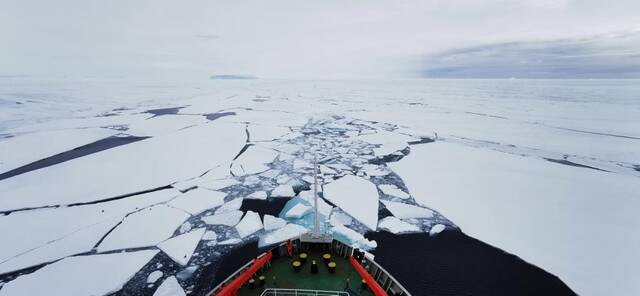 “雪龙”号在南极周边破冰前行。受访者供图