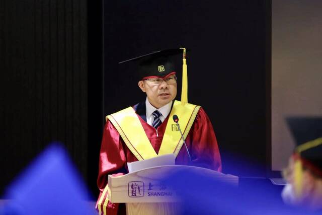 上海戏剧学院院长黄昌勇在毕业典礼上演讲