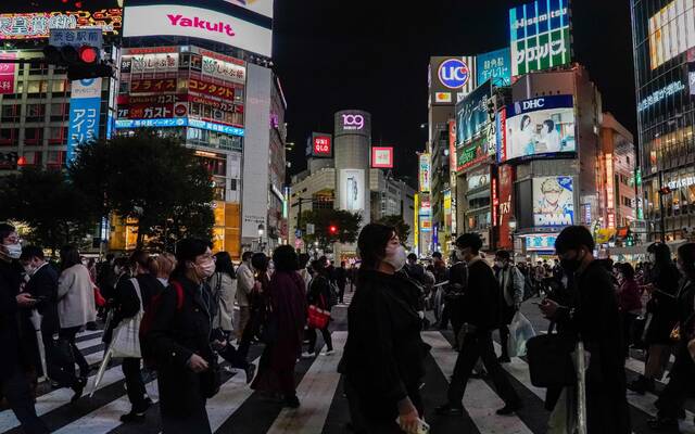 ▲日本东京涩谷区出行的人们。图/新华社