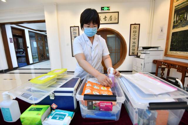 设置在考场一层的医务处准备了很多防疫物资和常用药品。新京报记者李木易摄