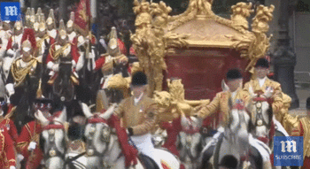 英王室金马车亮相，女王加冕时的全息投影出现在马车中