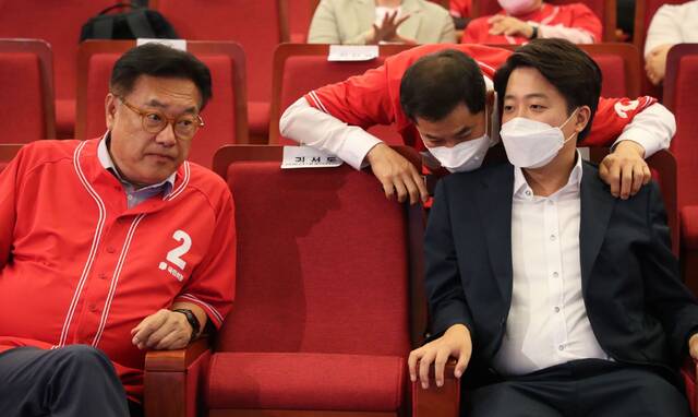 韩国国会副议长郑镇硕（左边）与李俊锡